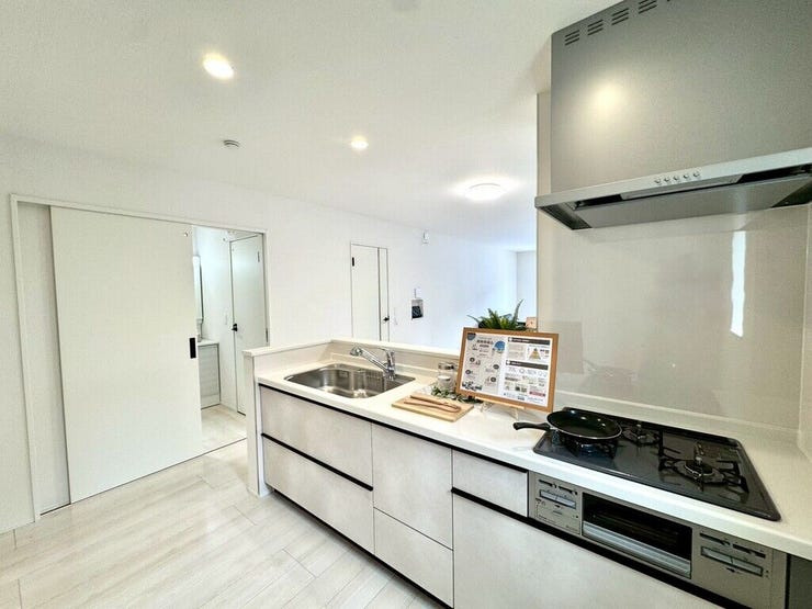 【kitchen】広めのキッチンは料理のしやすさを追求した設計。収納も豊富で作業がしやすい空間です。