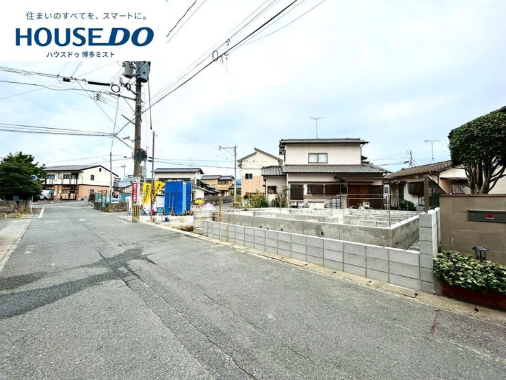 【現地見学会 開催中】実際に現地へ行き、お子様と一緒に小学校までの経路を確認したり、近隣の同施工会社の完成物件へ行き完成後の雰囲気を体感したりといった見学ツアーをしませんか?(11月14日撮影)