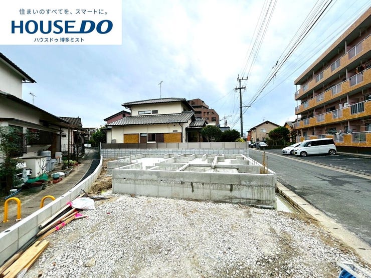 【現地見学会 開催中】実際に現地へ行き、お子様と一緒に小学校までの経路を確認したり、近隣の同施工会社の完成物件へ行き完成後の雰囲気を体感したりといった見学ツアーをしませんか?(11月14日撮影)