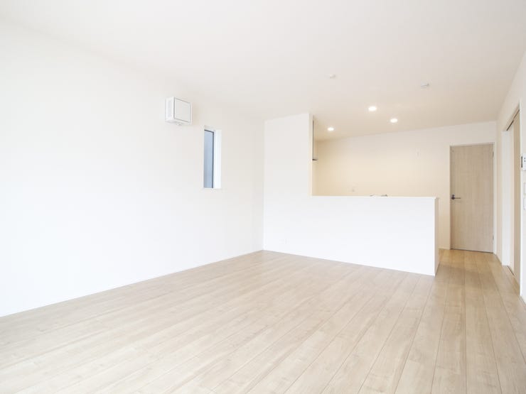 真っ白いリビングには外からの日差しが反射してとても明るいです!白が基調だと家具も合わせやすいのでお勧めです♪