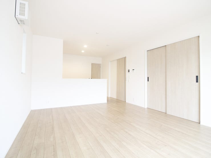 真っ白いリビングには外からの日差しが反射してとても明るいです!白が基調だと家具も合わせやすいのでお勧めです♪