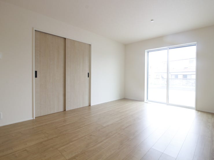 真っ白いリビングには外からの日差しが反射してとても明るいです!白が基調だと家具も合わせやすいのでお勧めです♪