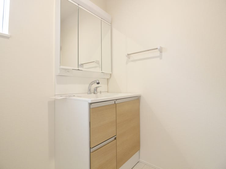 洗面所はゆとりの広々空間!ゆったり自由に使えるのが◎ですね!朝の忙しい時間でもすれ違いが楽々!