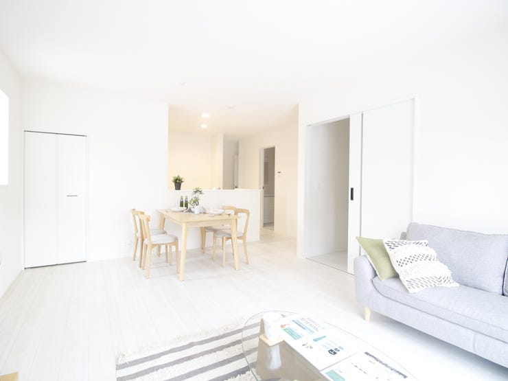 真っ白いリビングには外からの日差しが反射してとても明るいです!白が基調だと家具も合わせやすいのでお勧めです♪