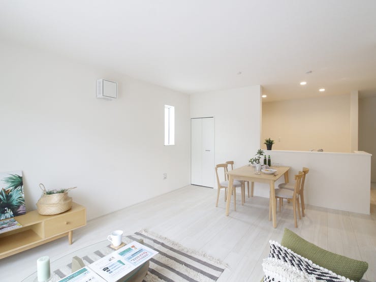 真っ白いリビングには外からの日差しが反射してとても明るいです!白が基調だと家具も合わせやすいのでお勧めです♪