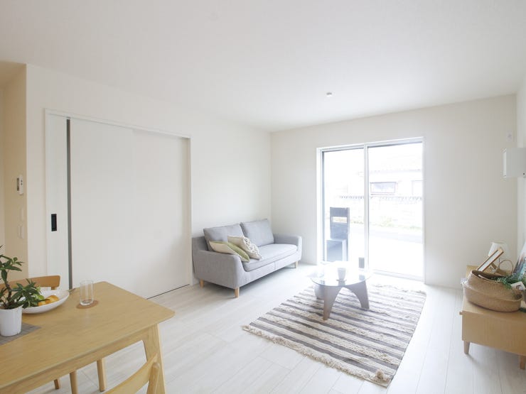 真っ白いリビングには外からの日差しが反射してとても明るいです!白が基調だと家具も合わせやすいのでお勧めです♪