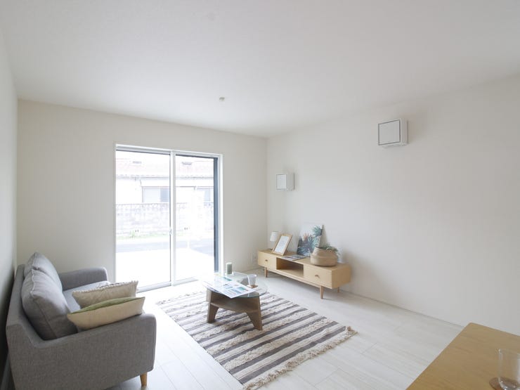 真っ白いリビングには外からの日差しが反射してとても明るいです!白が基調だと家具も合わせやすいのでお勧めです♪