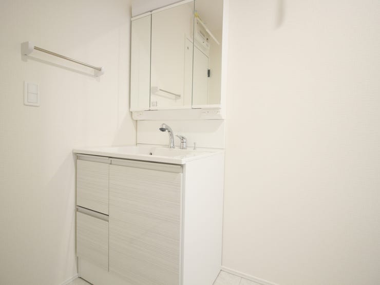 洗面所はゆとりの広々空間!ゆったり自由に使えるのが◎ですね!朝の忙しい時間でもすれ違いが楽々!