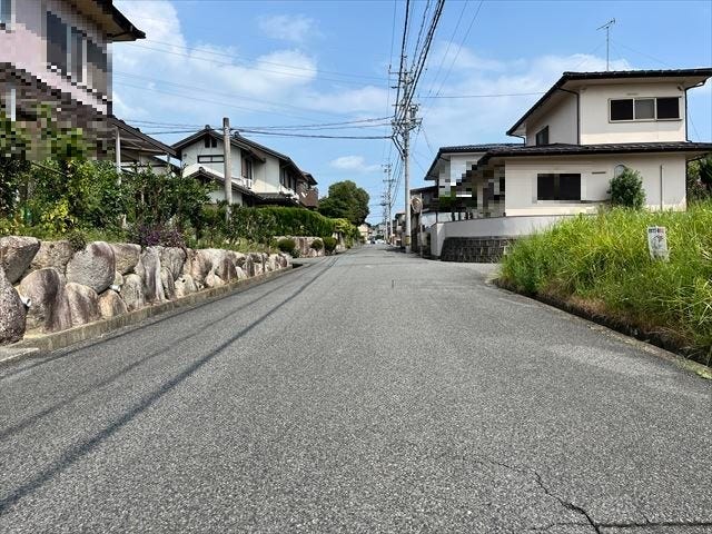 北側の前面道路です。道路幅にゆとりがあるので、車種を選びません。大きめの車を乗りたい方にもオススメです。(2025年8月26日 撮影)