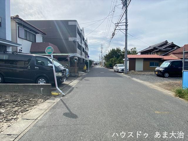 幅員約5.9mの前面道路です。道路幅が広いので、向かいの住宅とも距離があるため日当たりも確保しやすいです。