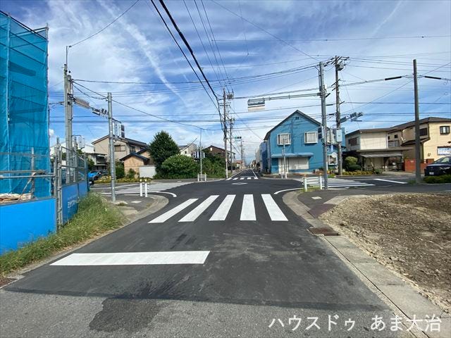 道路幅にゆとりがあるので、車種を選びません。大きめの車を乗りたい方にもオススメです。
