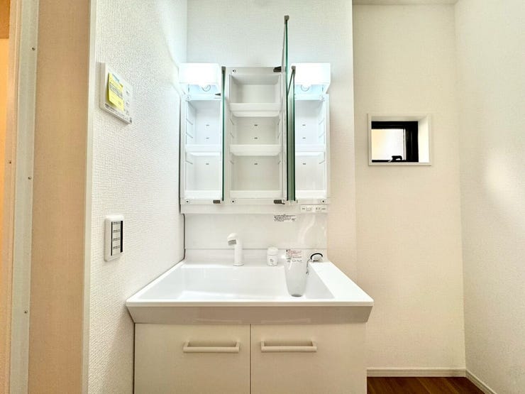 【Washroom】すっきりとしたデザインで、毎日の生活が快適に。収納も豊富な洗面所です。