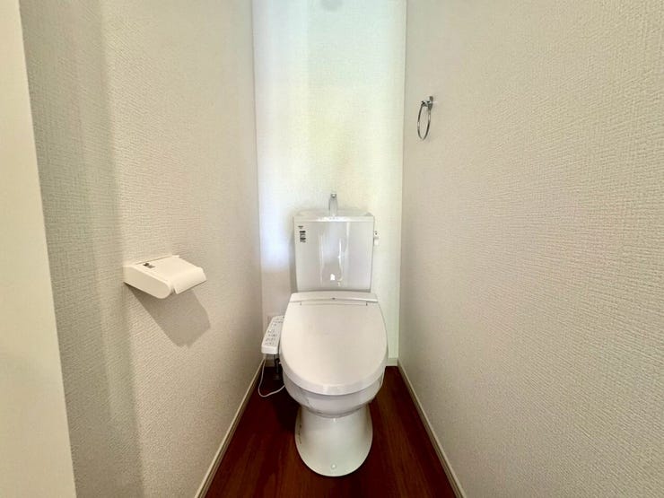 【Toilet】清潔感があり、落ち着いたデザインのトイレ。家族みんなが快適に使えます。