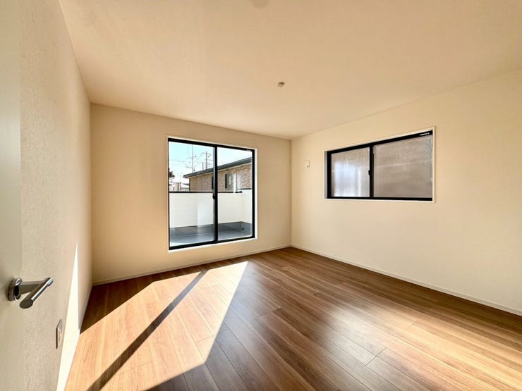 【Bedroom】明るく風通しの良い洋室。新築ならではの清潔感も魅力です。