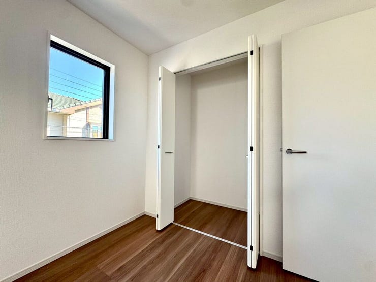 【Bedroom】洋室には収納力のあるクローゼット付き。衣類や荷物もすっきり収まります。