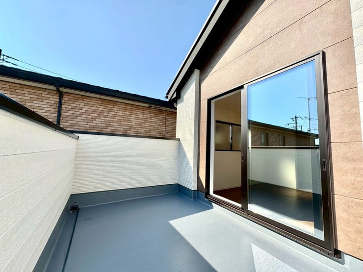 【Balcony】日当たりの良いバルコニーはお洗濯物がしっかり乾きやすく、毎日の家事にも重宝します。