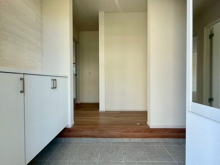 【Entrance】明るく清潔感のある玄関が、毎日の帰宅を心地よく迎えてくれます。