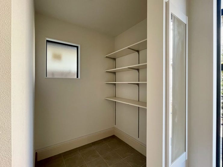 【Entrance】玄関には便利なシューズインクローゼットを完備。靴や日用品を整理整頓できます。