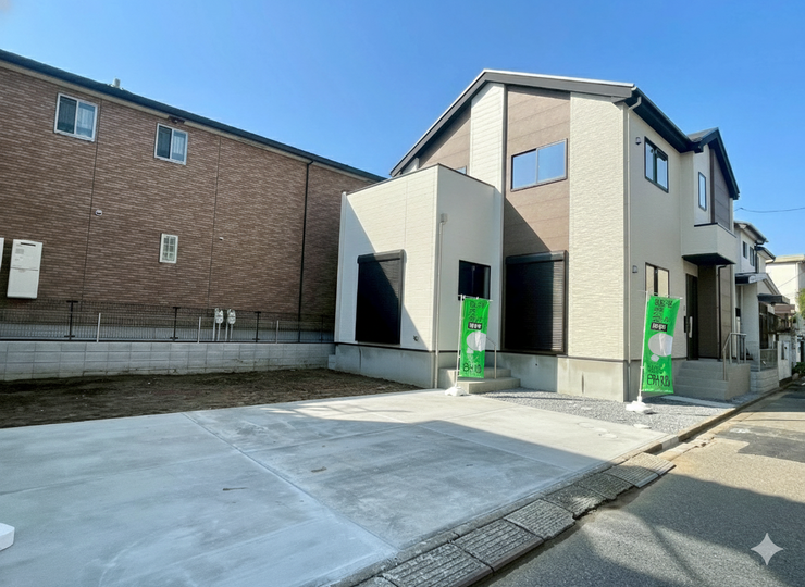 【Exterior】駐車スペースは2台分確保。車を複数所有するご家庭にも安心の設計です。