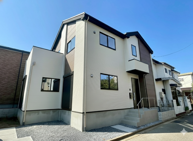 【Exterior】ゆとりのある駐車スペース付きで、車の出し入れもスムーズに行えます。