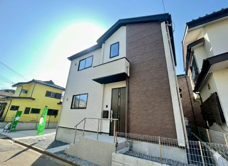 【Exterior】シックな色の外観が目を引く、スタイリッシュで落ち着いた雰囲気の戸建て住宅です。