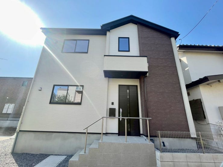 【Exterior】落ち着いたカラーの外観が魅力。モダンで洗練された印象の戸建てです。