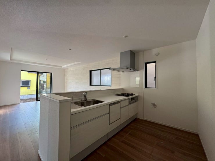 【kitchen】効率よく使える広々キッチン。収納力も高く、料理の時間がスムーズに。