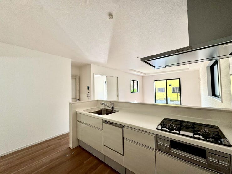 【kitchen】広めのキッチンは料理のしやすさを追求した設計。収納も豊富で作業がしやすい空間です。