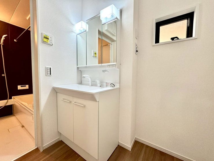 【Washroom】毎朝の準備がスムーズに。広めの洗面台と収納が使いやすい洗面所です。