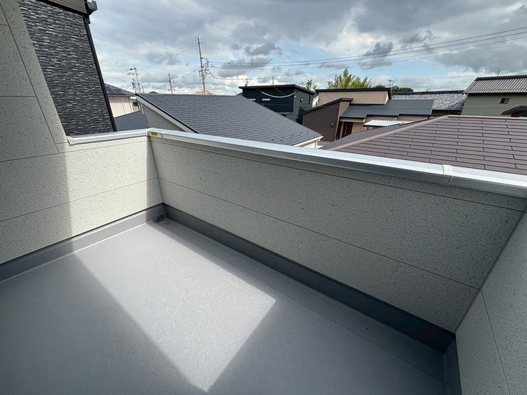 *2階6.13帖洋室横バルコニー*