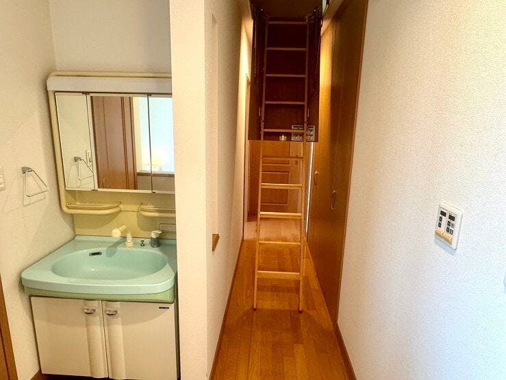2階洗面所と屋根裏収納の階段