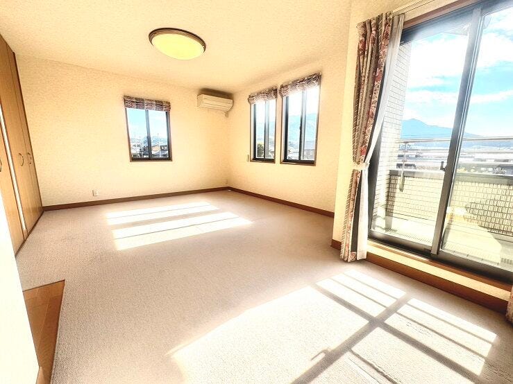 2階11.3帖洋室◆主採光南向きです。