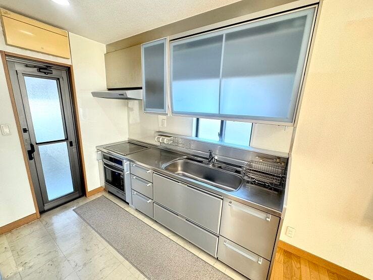 2品・3品同時に作る事ができる三口用意されたIHクッキングヒーター。魚焼きグリルも付いており効率よくお料理を作ることができます。フラットなのでお掃除も簡単ですね!