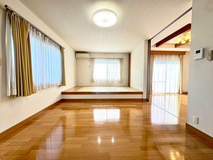 ご家族皆様の将来を見据えて設計されています。寛ぎやすい癒しの空間、生活のしやすさなど家事動線を重視した間取りはどの世代の方にもピッタリな仕様。