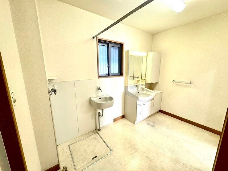 三面鏡になっている洗面台。後姿も確認でき毎朝の身だしなみを整えるのに大活躍してくれます。鏡裏収納なので蛇口周りなど毎日のちょっとしたお掃除が簡単にできますね。