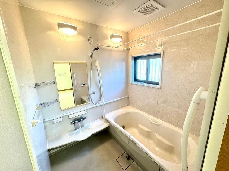 広々とした浴槽!足を伸ばして日頃の疲れを癒していただくことが出来ます。