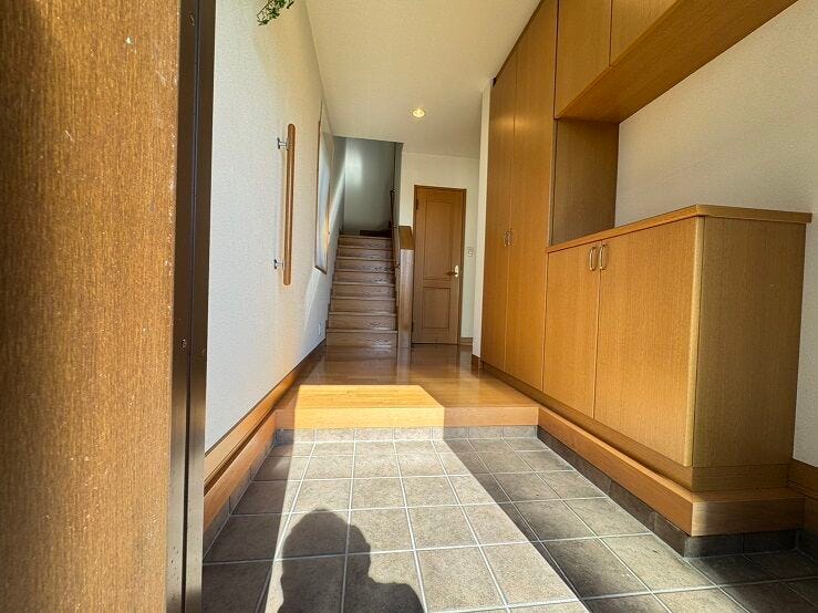 大きなシューズボックスがある玄関。片付いた玄関がキープできいつも気持ちよくご家族を迎えられます。