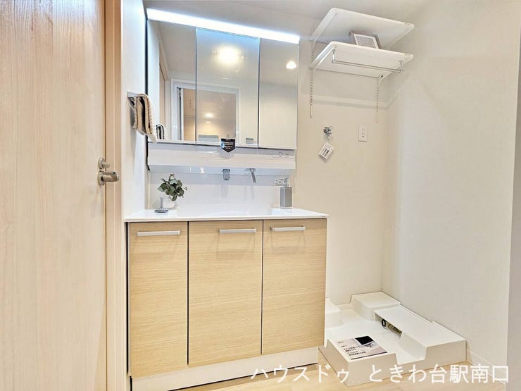 ブラウンのレンガ調外観が特徴的なマンション。前面の道路は
歩道があり安心して通行できます。