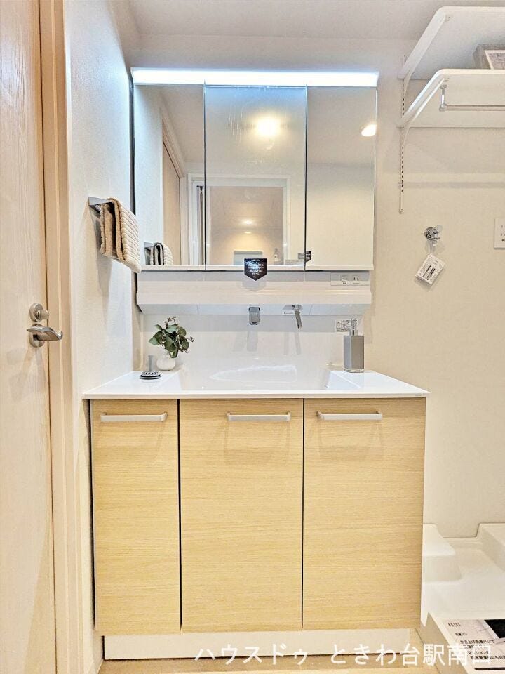 マンションの前面道路。徒歩1分で氷川図書館があります。