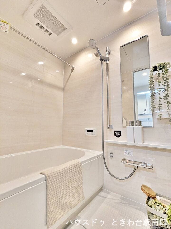 マンションの前面道路。建物前は歩道もあり安心して通行できます。