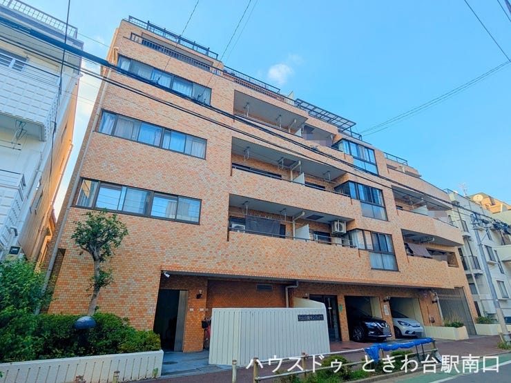 【外観】
ブラウンのレンガ調外観が特徴的なマンション。徒歩1分の位置に図書館があり落ち着いた環境です。夜間オートロックでセキュリティも安心。