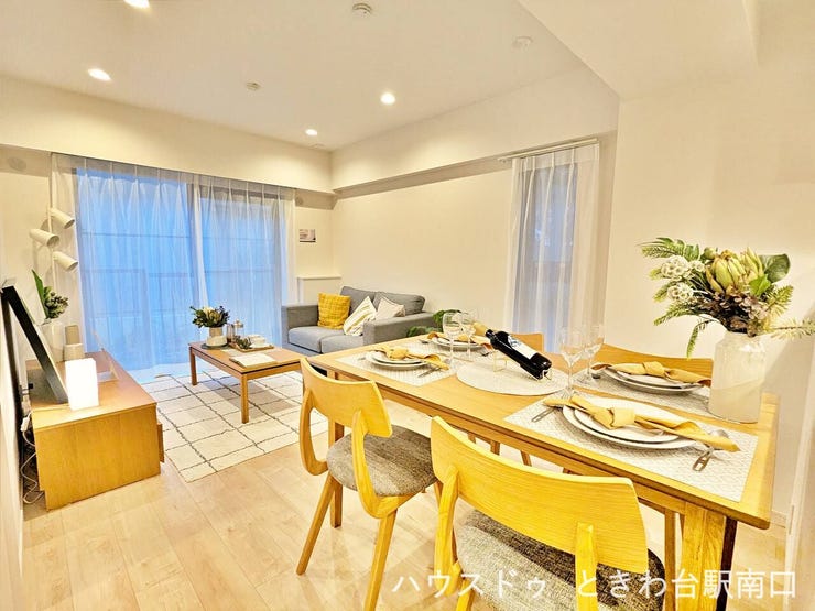 前面の道路は歩道があり安心して通行できます。