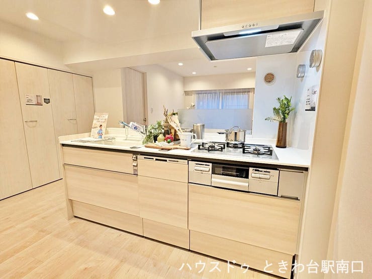 エントランスからロビーへのアプローチ