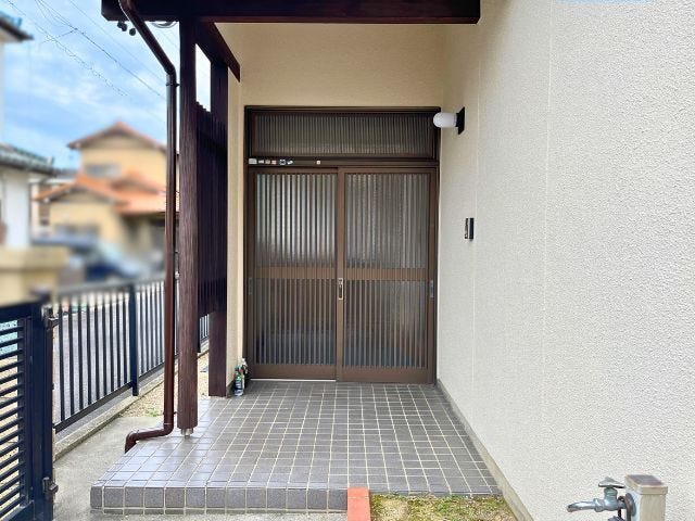玄関ポーチ
(2025年10月25年 撮影)