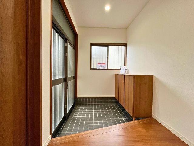 ななめの框で朝みんなで出かける時もぎゅうぎゅうにならずに済みます。玄関からも窓からも光がはいり日中明るい玄関です
(2025年10月25年 撮影)