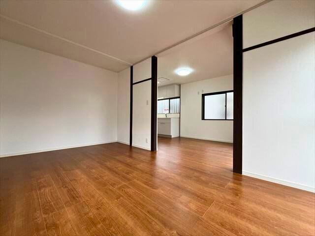 1階南側洋室側からの洋室+DK:くつろぐ場所と食事する場所を分けられる形のLDKとして利用するのはいかがですか
(2025年10月25年 撮影)