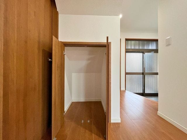 1階ホールに位置する階段下収納は掃除道具やストック品など色々仕舞うのに便利そうですね
(2025年10月25年 撮影)