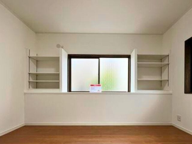 1階北側洋室:西の窓側が棚になっており収納も◎
(2025年10月25年 撮影)