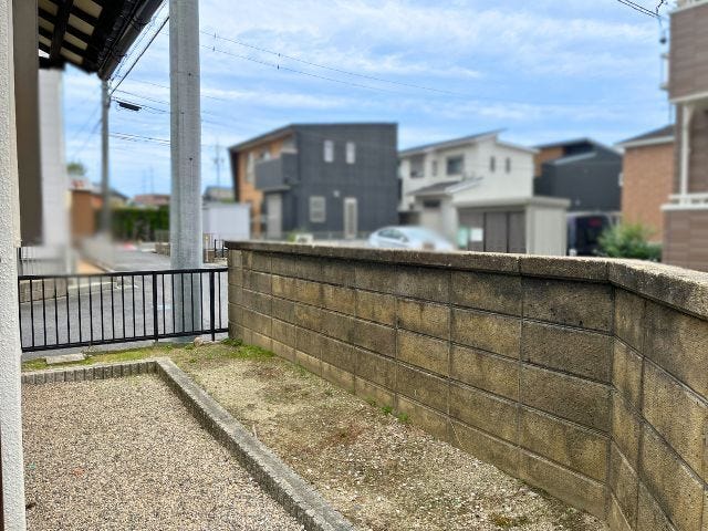 玄関側にあるお庭。3方が道路なので北側でもお花が育ちそうですね
(2025年10月25年 撮影)