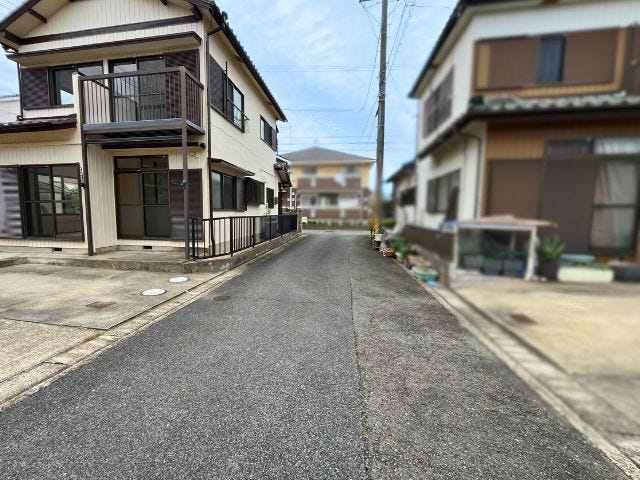 南東側の前面道路です。近所の方しか使うことがないので交通量が少なく慌てずに駐車できそうですね
(2025年10月25年 撮影)